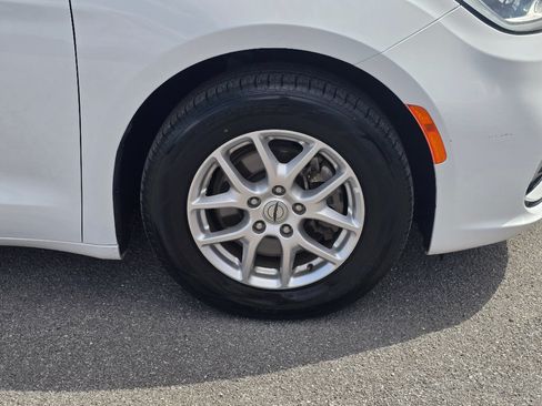 Used 2024 Chrysler Pacifica Touring-L FWD image 27