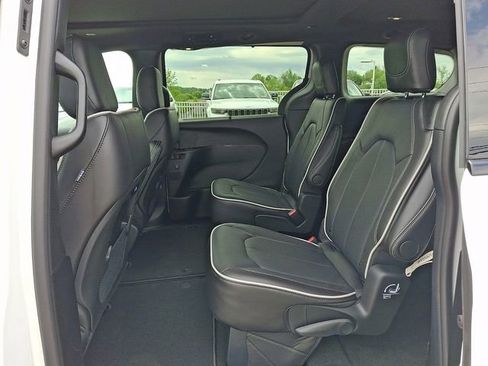 Used 2026 Chrysler Pacifica Limited w/ S Appearance Package AWD/4WD image 11