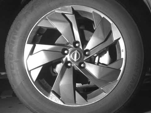 Used 2025 Nissan Rogue SV FWD image 13