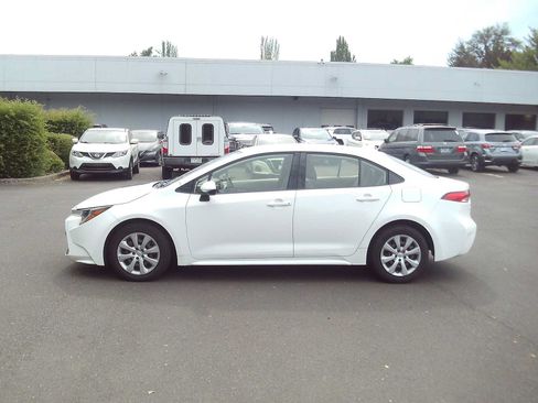 Used 2020 Toyota Corolla LE FWD image 2