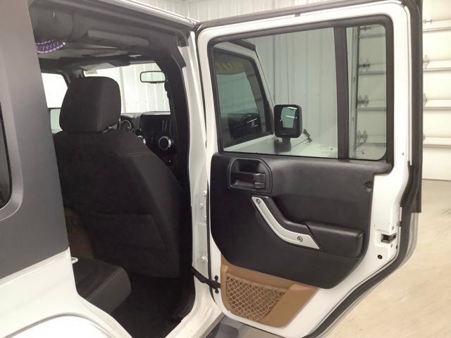 Used 2018 Jeep Wrangler Unlimited Sahara w/ Dual Top Group AWD/4WD image 9