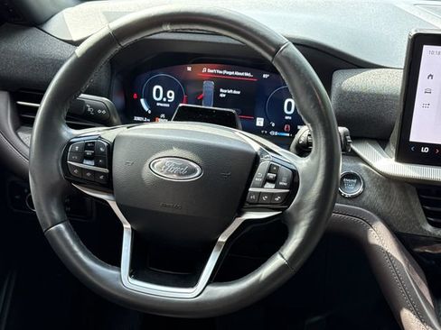 Certified 2025 Ford Explorer Platinum RWD image 14