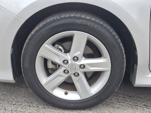 Used 2014 Toyota Camry SE w/ Moonroof Package image 10