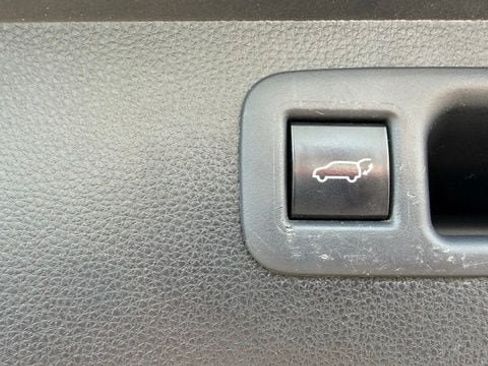 Used 2021 Toyota Highlander LE AWD/4WD image 16