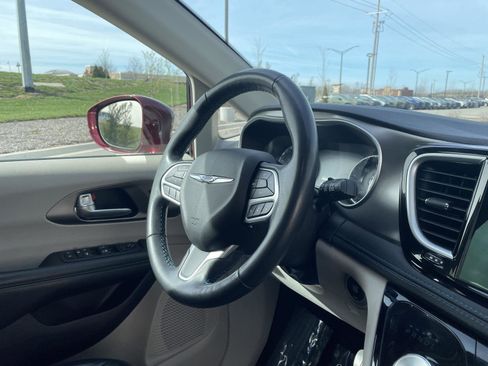 Used 2021 Chrysler Pacifica Touring-L w/ Premium & Safety Sphere Group image 11