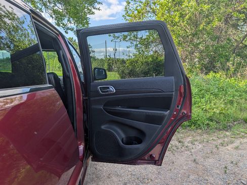 Used 2018 Jeep Grand Cherokee Altitude AWD/4WD image 12