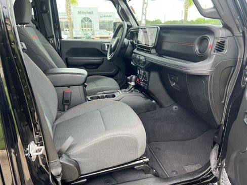 Certified 2025 Jeep Wrangler Unlimited Rubicon w/ Convenience Group AWD/4WD image 14