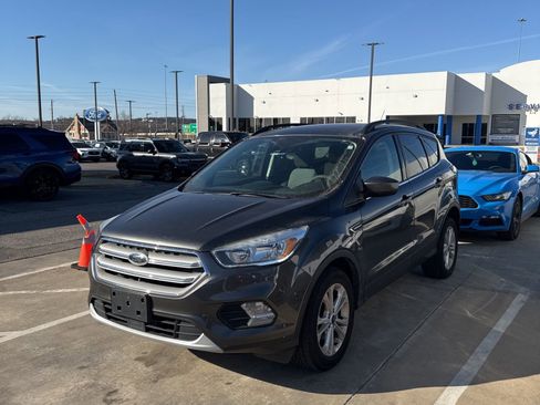 Used 2018 Ford Escape SE w/ Ford Safe & Smart Package image 1