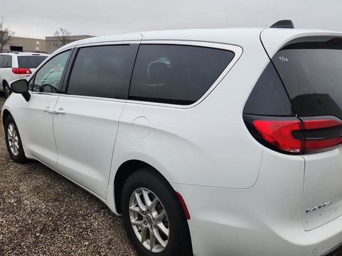 Used 2023 Chrysler Pacifica Touring-L image 5