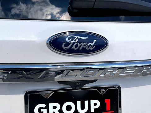 Used 2017 Ford Explorer XLT w/ Equipment Group 202A FWD image 31