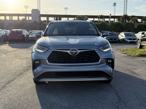 Used 2021 Toyota Highlander Platinum FWD image 3