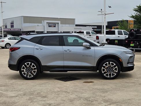 Used 2025 Chevrolet Blazer RS FWD image 2