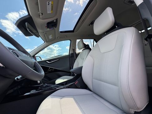 New 2025 Kia Niro EX Touring image 12