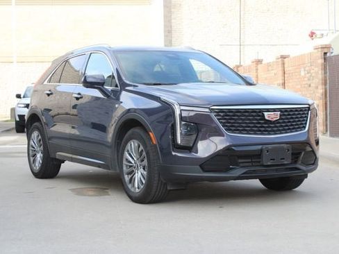 Used 2025 Cadillac XT4 Premium Luxury image 2