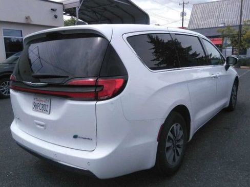 Used 2023 Chrysler Pacifica Touring-L FWD image 3