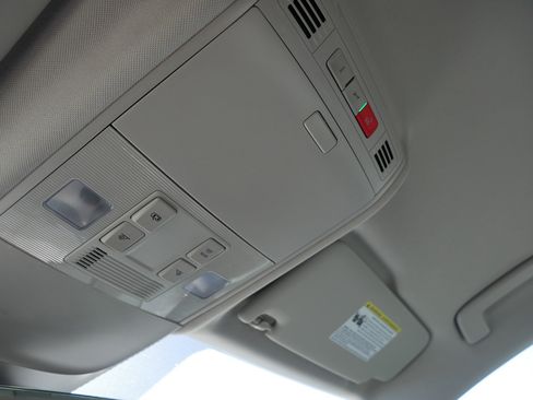 Used 2023 Volkswagen Taos SE image 32