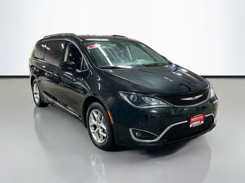 Used 2018 Chrysler Pacifica Touring-L w/ Tire & Wheel Group FWD image 3