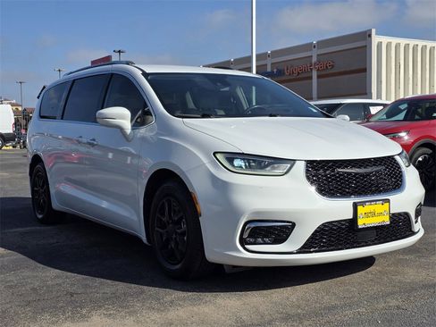 Used 2021 Chrysler Pacifica Touring-L image 3