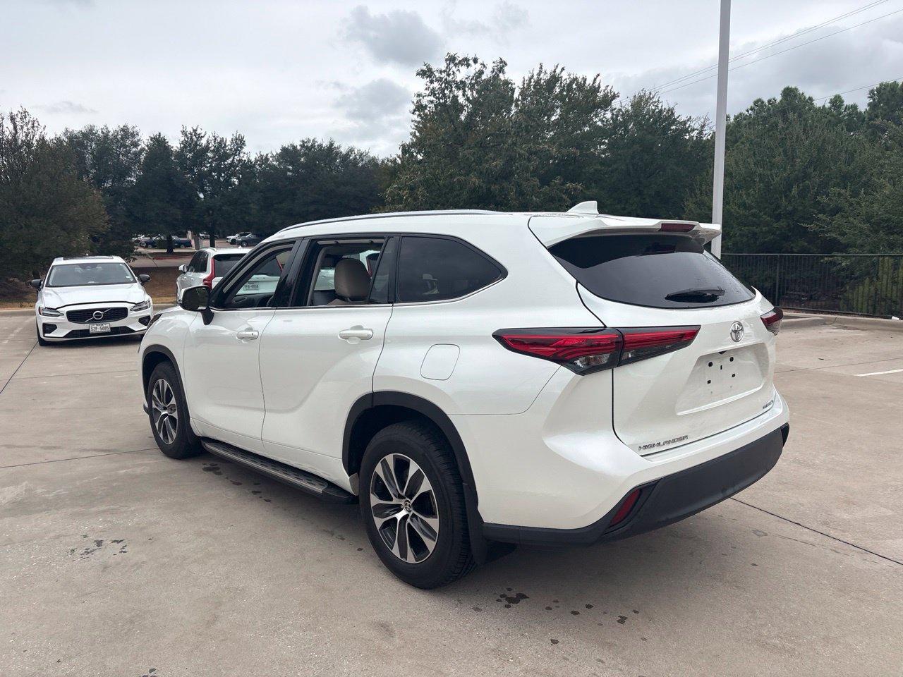 Used 2021 Toyota Highlander XLE AWD/4WD image 7