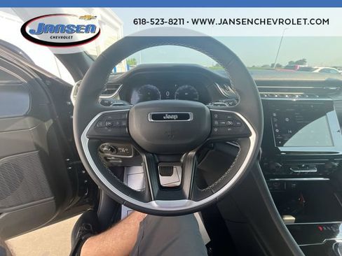 Used 2025 Jeep Grand Cherokee Laredo AWD/4WD image 12