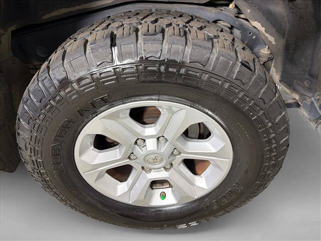 Used 2018 Toyota 4Runner SR5 AWD/4WD image 17