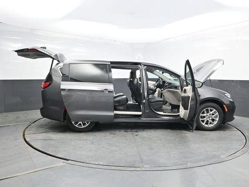 Used 2023 Chrysler Pacifica Touring-L FWD image 50