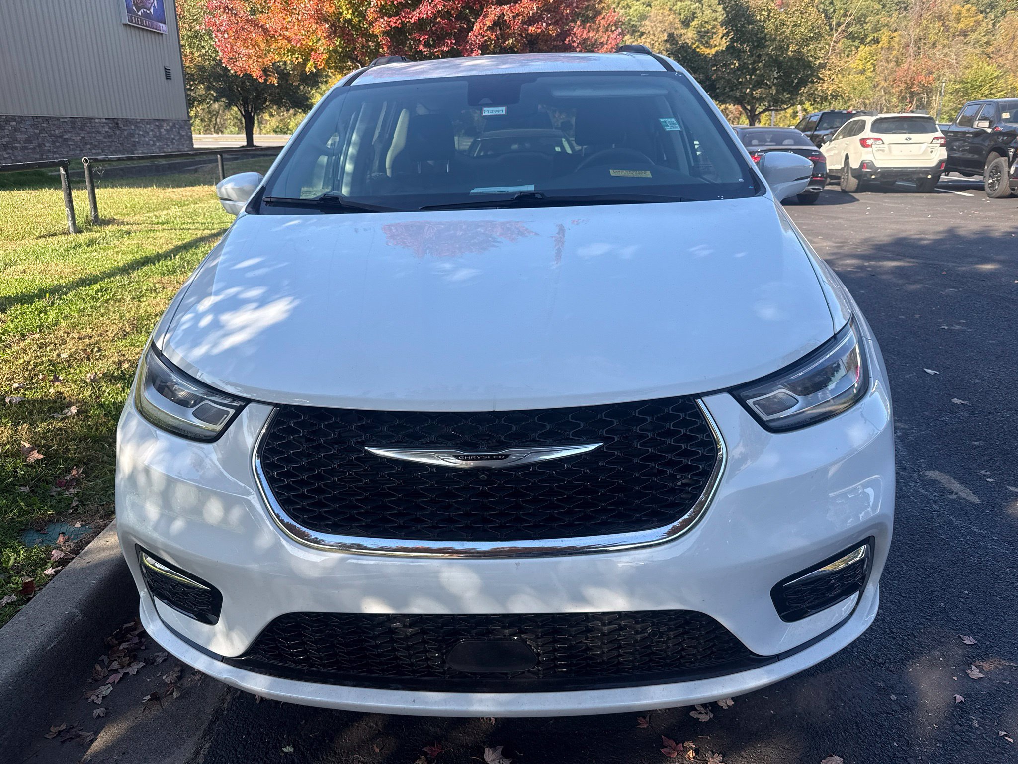 Used 2022 Chrysler Pacifica Touring-L w/ Uconnect Theater Family Group FWD image 2
