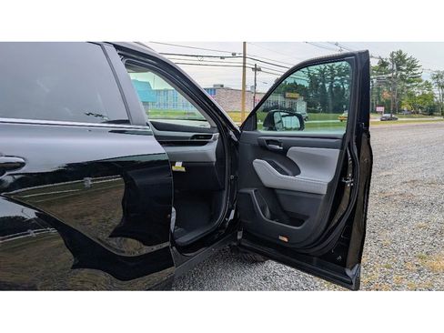 Used 2024 Toyota Highlander XLE image 11