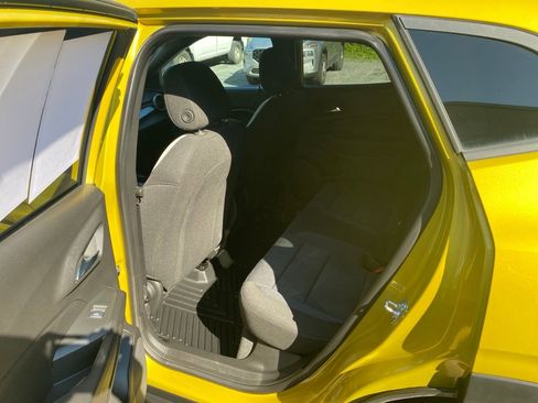 Used 2025 Chevrolet Trax RS FWD image 15