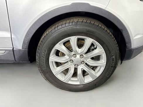 Used 2019 Land Rover Range Rover Evoque SE image 32