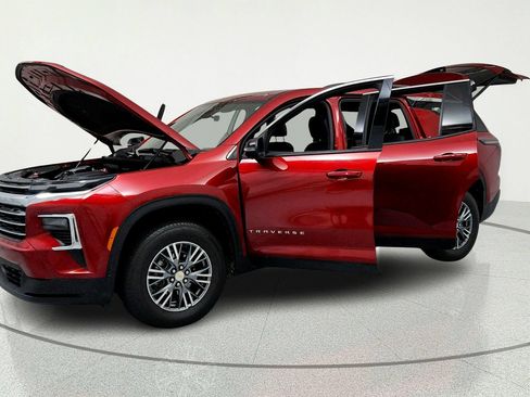 Used 2024 Chevrolet Traverse LT w/ LPO, Floor Liner Package FWD image 9