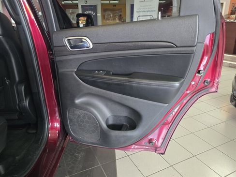 Used 2018 Jeep Grand Cherokee Altitude AWD/4WD image 16