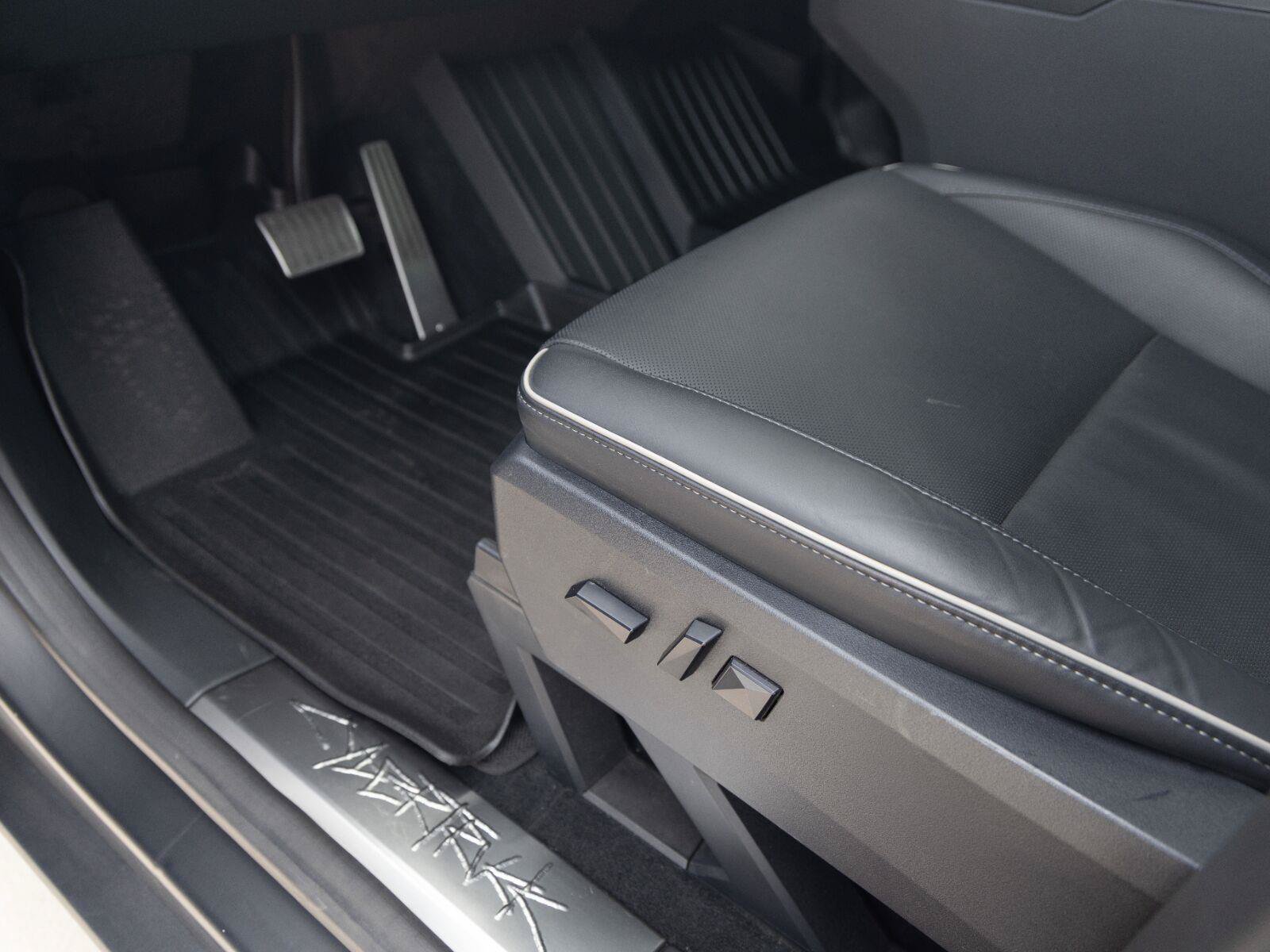 Used 2025 Tesla Cybertruck AWD Crew Cab image 14