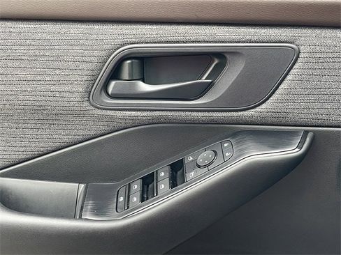 Used 2023 Nissan Rogue S image 23