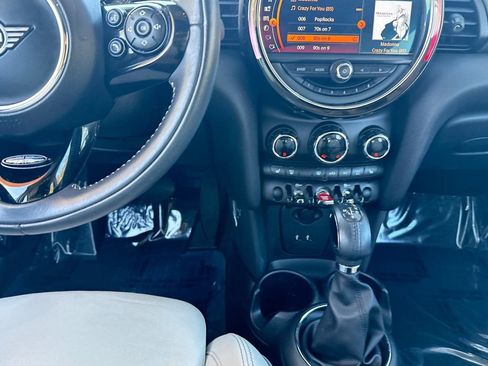 Used 2019 MINI Cooper 4-Door Hardtop w/ Signature Upholstery Package image 28