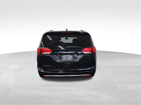 Used 2017 Chrysler Pacifica Touring-L FWD image 7
