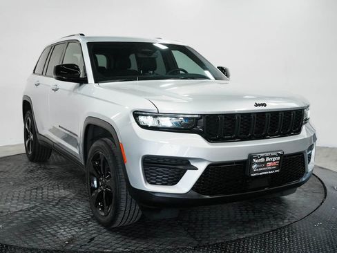 Used 2023 Jeep Grand Cherokee Altitude AWD/4WD image 3