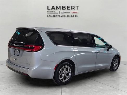 Used 2024 Chrysler Pacifica Limited image 6