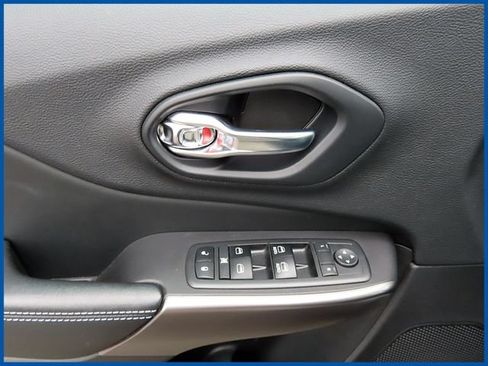 Used 2019 Jeep Cherokee Latitude Plus w/ Comfort/Convenience Group AWD/4WD image 12