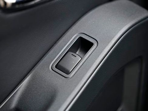 Used 2025 Nissan Frontier SV w/ SV Convenience Package image 23