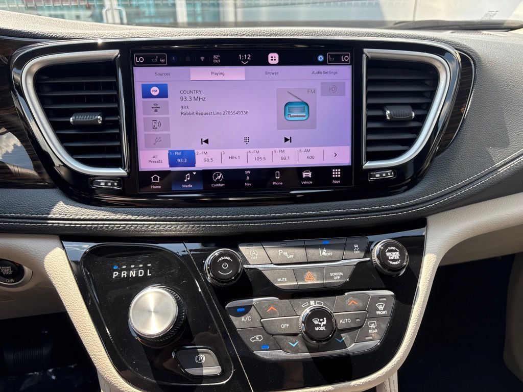 Used 2023 Chrysler Pacifica Limited FWD image 15