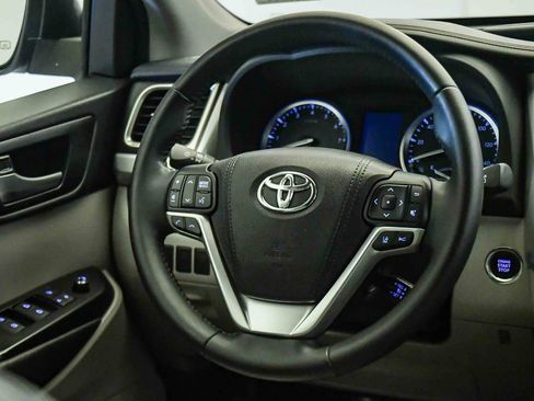 Used 2017 Toyota Highlander XLE w/ Preferred Accessory Package AWD/4WD image 14