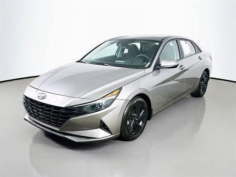 Used 2022 Hyundai Elantra SEL image 3