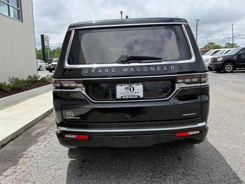 Used 2022 Jeep Grand Wagoneer Series III w/ Rear Seat Video Group 1 AWD/4WD image 4