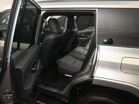 Used 2024 Lexus GX 550 w/ Cold Area Package AWD/4WD image 12