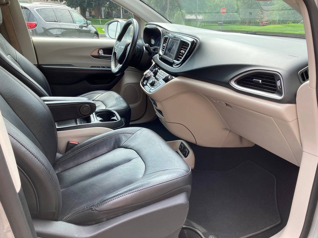 Used 2020 Chrysler Pacifica Touring-L FWD image 7