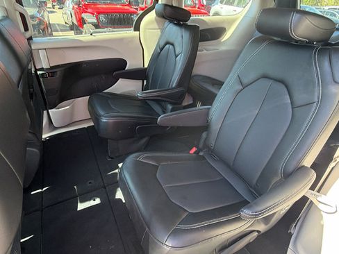 Certified 2024 Chrysler Pacifica Touring-L FWD image 22