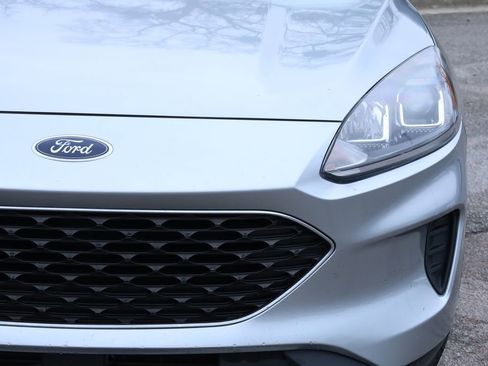 Used 2022 Ford Escape SE w/ Cold Weather Package image 2