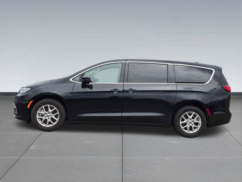 Used 2023 Chrysler Pacifica Touring-L FWD image 3