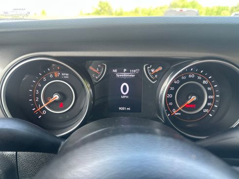 Used 2023 Jeep Gladiator Sport AWD/4WD image 15